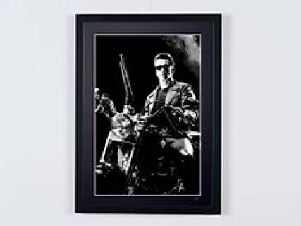Terminator 2 Judgment Day - Arnold Schwarzenegger As "The Terminator" | Terminator 2 Judgment Day - Arnold Schwarzenegger as "The Terminator" - Luxury Wooden Framed 70X50 cm - Limited Edition Nr 04 of 50 - Serial ID 17138 - - Original Certificate (COA), Hologram Logo Editor and QR Code | Catawiki