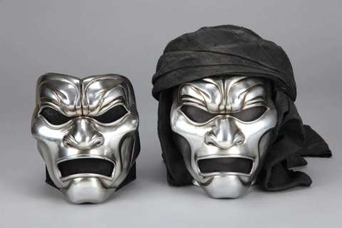 Lot 866 - Spartan shield and two Immortal masks from 300
