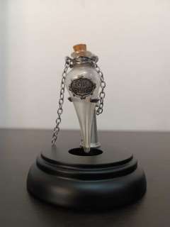 Harry Potter - - Movie prop Felix Felicis Pendant and Display (mint condition) | Catawiki
