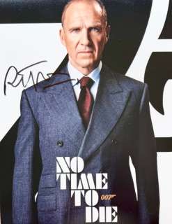 James Bond 007: No Time To Die - Signed by Ralph Fiennes, with COA | Catawiki