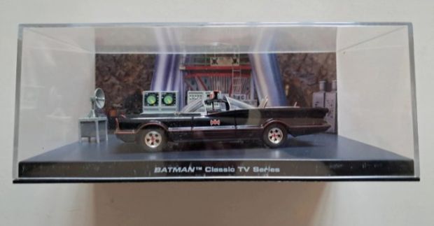 Batman - Adam West, Scale model of the Batmobile from the Batman Classic TV Series, displayed in a clear - Eaglemoss | Catawiki
