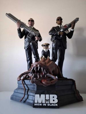 MIB - Men in Black - Statue, handpainted on custom Base - 58 cm high - Tommy Lee Jones and Will Smith - 1:4 | Catawiki