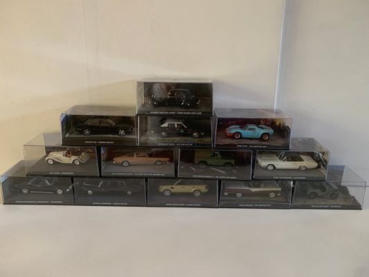 James Bond - thirteen cars James Bond films and Booklets | Catawiki