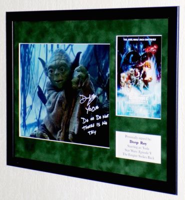 Star Wars Episode V: The Empire Strikes Back - Deep Roy (Yoda) Premium Framed, signed + COA & Photo signing session | Catawiki