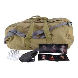 The Expanse (2015-2022) - Lot 47 - Josephus Miller‘s (Thomas Jane) Duffle Bag with Holster and Julie Mao‘s (Florence Faivre) Protomolecule Samples and Photos