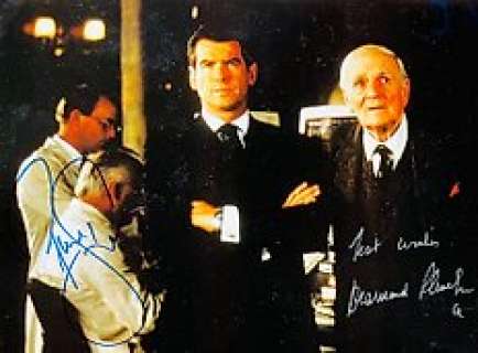 James Bond 007: Tomorrow Never Dies | James Bond 007: Tomorrow Never Dies - Double signed by Pierce Brosnan (007) and Desmond Llewelyn (+) as "Q" - with COA | Catawiki