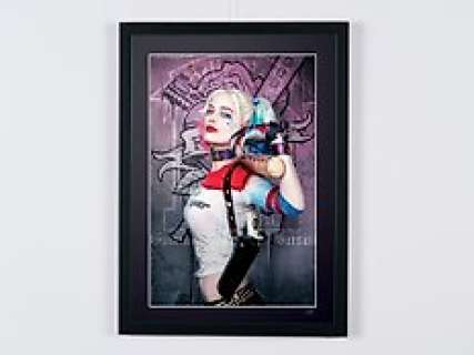 The Suicide Squad - Margot Robbie | The Suicide Squad - Margot Robbie - Wooden Framed 70X50 cm - Limited Edition Nr 04 of 20 - Serial ID 30646 - Original Certificate (COA), Hologram Logo Editor and QR Code | Catawiki