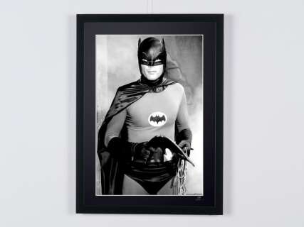 Batman 1966 - Adam West - on Set | BATMAN 1966 - Adam West - On Set - Fine Art Photography - Luxury Wooden Framed 70X50 cm - Limited Edition Nr 01 of 30 - Serial ID 30150 - - Original Certificate (COA), Hologram Logo Editor and QR Code | Catawiki