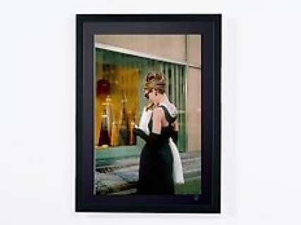 Breakfast At Tiffany’s (1961) - Audrey Hepburn | Breakfast At Tiffany’s (1961) - Audrey Hepburn - Fine Art Photography - Luxury Wooden Framed 70X50 cm - Limited Edition Nr 02 of 30 - Serial ID 16966 - Original Certificate (COA), Hologram Logo Editor and QR Code | Catawiki