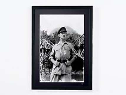 Alec Guinness ‘The Bridge On the River Kwai’ (1957) - Academy Awards Oscar 1958 - Alec Guinness ‘The Bridge On the River Kwai’ (1957) - Academy Awards Oscar 1958 - Fine Art Photography - Luxury Wooden Framed 70X50 cm - Limited Edition Nr 01 of 30 - Serial ID 17027 - Original Certificate (COA), Hologram Logo Editor and QR Code