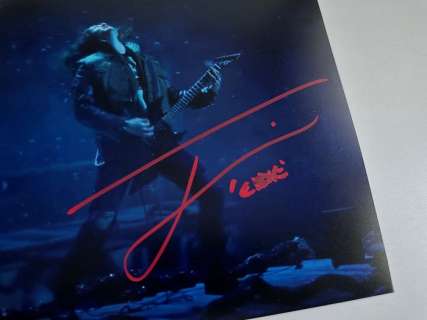 Stranger Things | Stranger Things - Signed by Joseph Quinn (Eddie) | Catawiki