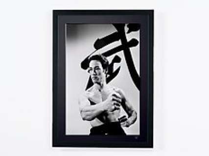 Bruce Lee - | Bruce Lee - - Fine Art Photography - Luxury Wooden Framed 70X50 cm - Limited Edition Nr 01 of 30 - Serial ID 17051 - Original Certificate (COA), Hologram Logo Editor and QR Code | Catawiki