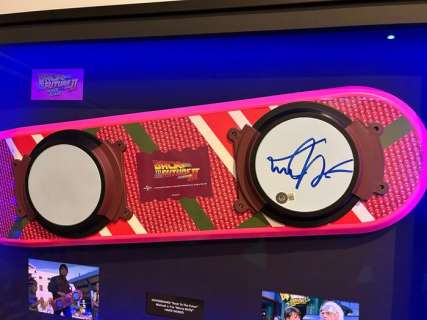 Back to the Future - Part II - Replica Hoverboard, signed by Michael J. Fox (Marty) in Framed Display - Beckett COA | Catawiki