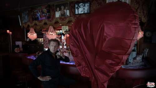 Het Perfecte Plaatje - Foto: Lex Uiting - Dr. Love with a broken heart - Framed (90x60 cm) | Catawiki