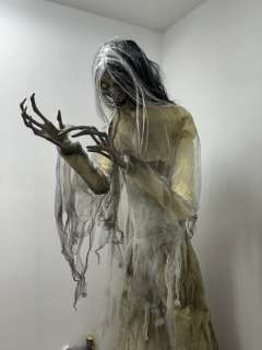 Screaming Angel Halloween animatronic - - Movie prop | Catawiki