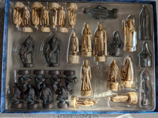 Character Games Ltd. - Chess set - Schachspiel Der Herr der Ringe 32 Handbemalte Schachfiguren mit Spielbrett - Bronze and Ivory Finish | Catawiki