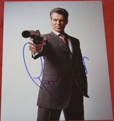 James Bond 007: The World is Not Enough - Pierce Brosnan is James Bond 007 autopgraph, photo, signed with Certified Genuine b´bc | Catawiki