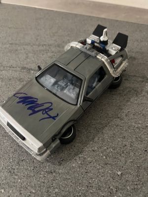 Back to the Future - Michael J. Fox Signed - 1:24 DeLorean DieCast car - Beckett Witnessed, 4/10/21 NY | Catawiki