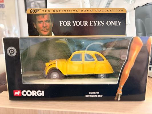 Corgi - For Your Eyes Only - James Bond Citroen 2CV Corgi signé par John Glen - U.K. | Catawiki