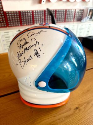 Apollo 13 - Space helmet autographed by Gary Sinise / authenticated | Catawiki