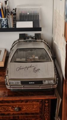 Back to the Future - Signed (Christopher Lloyd) 1:6 scale model replica of a DeLorean time machine - Star Con Italy 2017 - Hot Toys | Catawiki