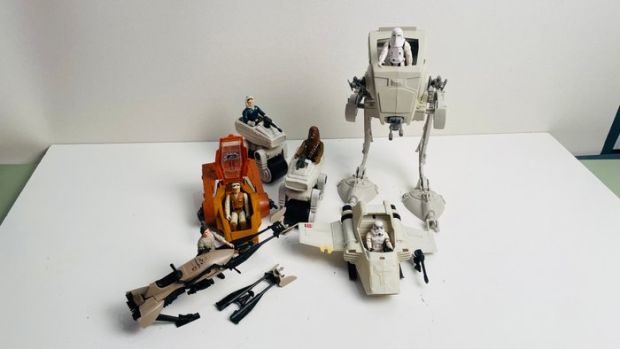 Kenner - Action figure Vintage Kenner Star Wars Vehicle & Figure Lot – 1977–1984 Original Era Toys, AT-ST, Mini-Rigs, - 1970-1980 | Catawiki
