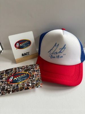 Stranger Things - signed by Gaten Matarazzo - cap from stranger things | Catawiki