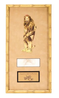 Bert Lahr | Lot #103 - 1939 Strands of Hair from His "Cowardly Lion" Costume from "The Wizard of Oz" | Julien’s