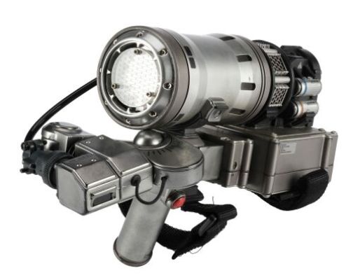 PIXELS (2015) - Lot #1032 : Stunt DARPA Donkey Kong Wrist Light Cannon