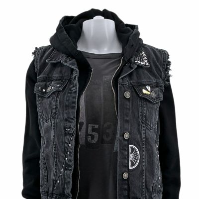 Lot 226: Poker Face Season 2 Maddy Saint Marie (Awkwafina) Production Worn Vest, Sweater & Shirt Ep 209 | VIP Fan Auctions