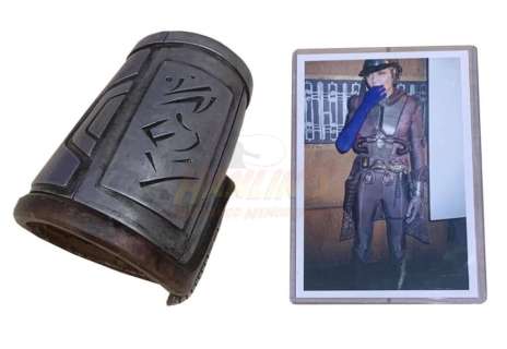 Star Wars: Episode II - Attack of the Clones (2002) - Zam Wesell (Leeanna Walsman) Right Gauntlet | Hanlin Auction Service