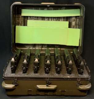 Stargate SG-1 (1997–2007) - 7 Rifle Weapons in Ammo Box | Hanlin Auction Service