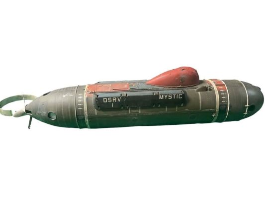 Lot 309 - The Hunt for Red October (1990) - D.S.R.V Shooting Model Miniature | Hanlin Auction Service