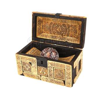 ASSASSIN‘S CREED (2016) - Lot 48 - Apple of Eden and Chest