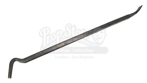 WORLD WAR Z (2013) - Lot 900 - Gerry Lane‘s (Brad Pitt) Crowbar