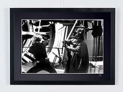 Star Wars - Return of the Jedi - Darth Vader (David Prowse) & Mark Hamill (Luke) | Star Wars - Return Of The Jedi - Darth Vader (David Prowse) & Mark Hamill (Luke) - Fine Art Photography - Luxury Wooden Framed 70X50 cm - Limited Edition Nr 02 of 30 - Serial ID 60010 - - Original Certificate (COA), Hologram Logo Editor and QR Code | Catawiki