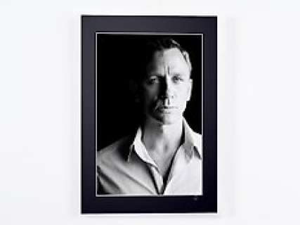 Daniel Craig - Portrait | Daniel Craig - Portrait - Fine Art Photography - Luxury Wooden Framed 70X50 cm - Limited Edition 01 of 30 - Serial ID 30740 - Original Certificate (COA), Hologram Logo Editor and QR Code | Catawiki