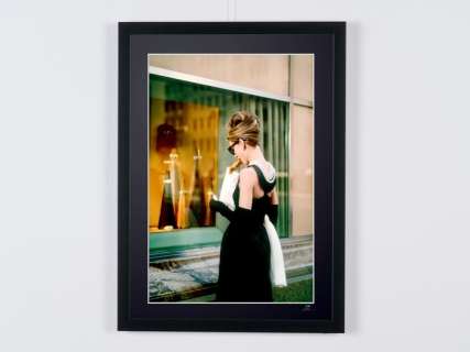 Breakfast At Tiffany’s (1961) - Audrey Hepburn as "Holly Golightly" - Fine Art Photography - Luxury Wooden Framed 70X50 cm - Limited Edition Nr 02 of 20 - Serial ID 17375 - Original Certificate (COA), Hologram Logo Editor and QR Code | Catawiki