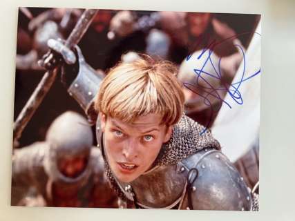 Jeanne D’Arc - Signed by Milla Jovovich - Photo, Autograph - with COA | Catawiki
