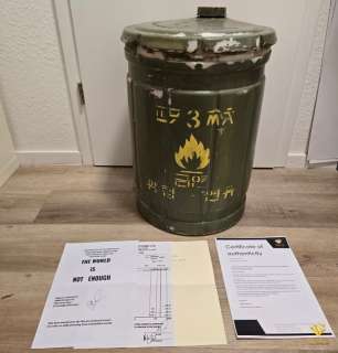 James Bond 007: The World is Not Enough - original Movie Prop Barrel Screen Seen - 100% Authentic Requisite - 8+ minutes seen on screen in - - Movie prop EON Productions | Catawiki