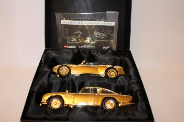 James Bond - 40th Anniversary Twin Gold Plated Set - Goldfinger & Die Another Day - Sean Connery & Pierce Brosnan - Corgi Toys | Catawiki