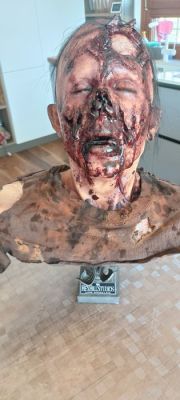 HexHill Studios - Bust, Custom made Zombie Bust with COA (55x45x30 cm) - 55 cm - - 2013