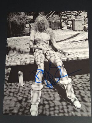 Splash, Wall Street, Kill Bill - Signed by Daryl Hannah, with Letter of Authenticity - Photo, Autograph | Catawiki