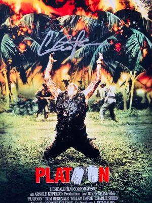 Platoon - Charlie Sheen - Signed 28x43 cm - With JSA COA | Catawiki