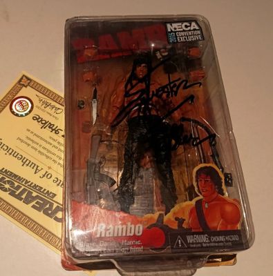 Rambo - Neca - - Movie prop Signed on plastic window with black marker; includes Certificate of Authenticity; blister andf firme | Catawiki