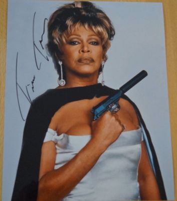 James Bond 007: GoldenEye - Tina Turner – Hand-Signed Title Song Singer Promo Photo (20x25 cm) + b’bc COA | Catawiki