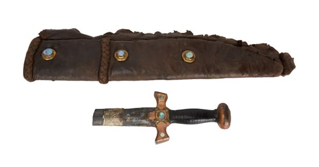 Xena: Warrior Princess - Lot ##387 - Xena (Lucy Lawless) Sheath and "The Dirty Half Dozen" Broken Sword Prop