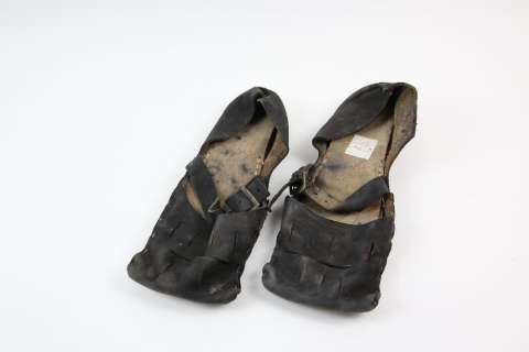 Lot 2171 - The other Boleyn Girl (2008) - Pair of shoes from the movie starring Natalie Portman, Scarlett Johan