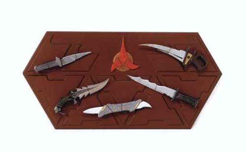 Star Trek: Deep Space Nine - Lot 428 - Worf‘s Klingon Knife Display