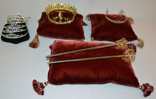 Kurt Hummel (played by Chris Colfer) & David (played by Max Adler) crown & scepter lot. | Profiles in History